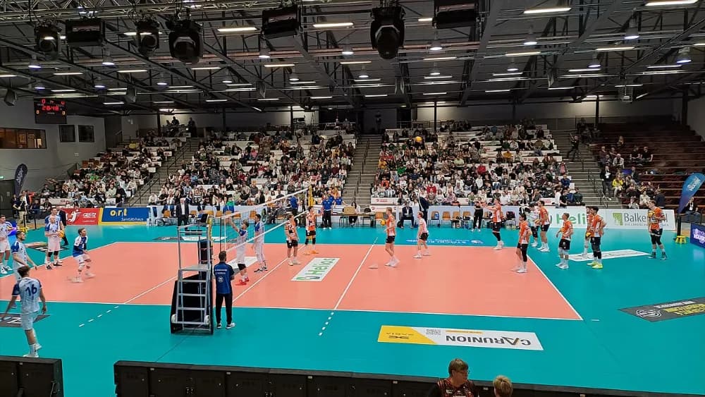 Férfi röplabdázók kupamérkőzés közben egy sportcsarnokban