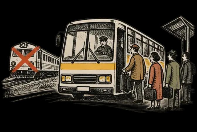 Illusztráció: utasok szállnak fel egy pótlóbuszra; a háttérben egy áthúzott vonat és a buszmegálló.
